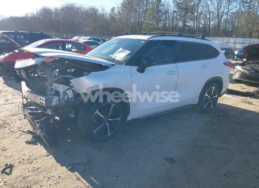 Photo 2 of 2022 Toyota Highlander XSE (VIN 5TDLZRAH5NS113040)