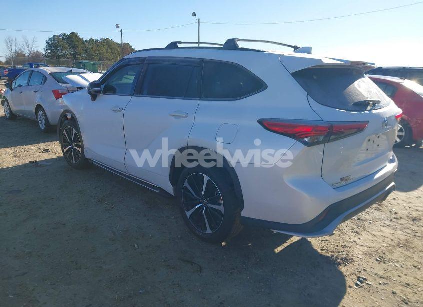 Photo 3 of 2022 Toyota Highlander XSE (VIN 5TDLZRAH5NS113040)