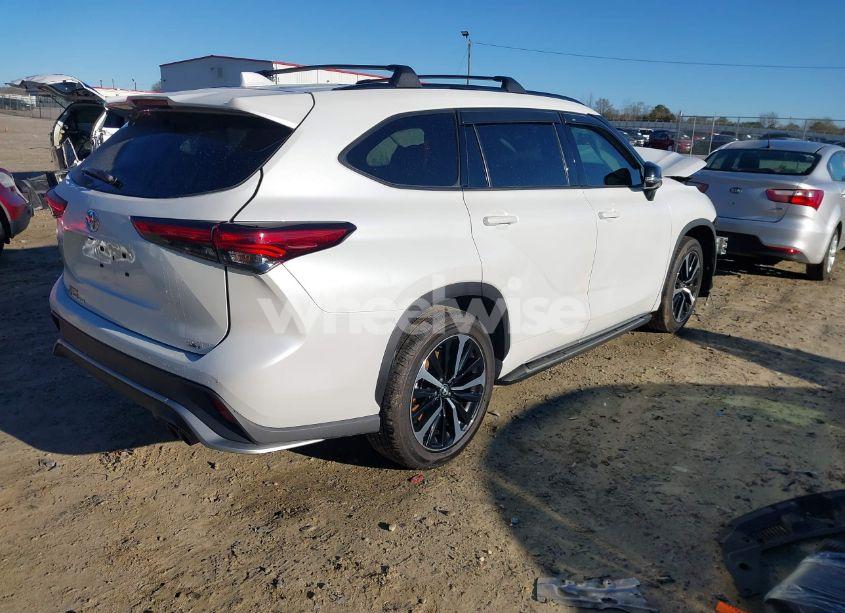 Photo 4 of 2022 Toyota Highlander XSE (VIN 5TDLZRAH5NS113040)