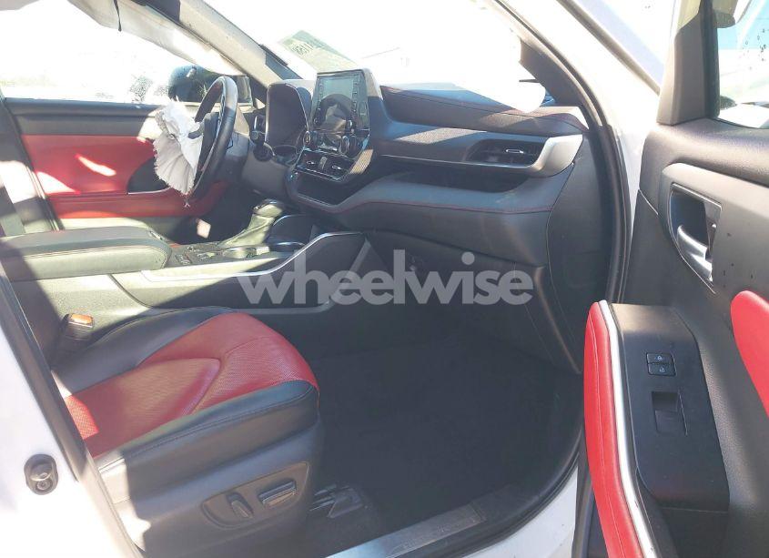 Photo 5 of 2022 Toyota Highlander XSE (VIN 5TDLZRAH5NS113040)