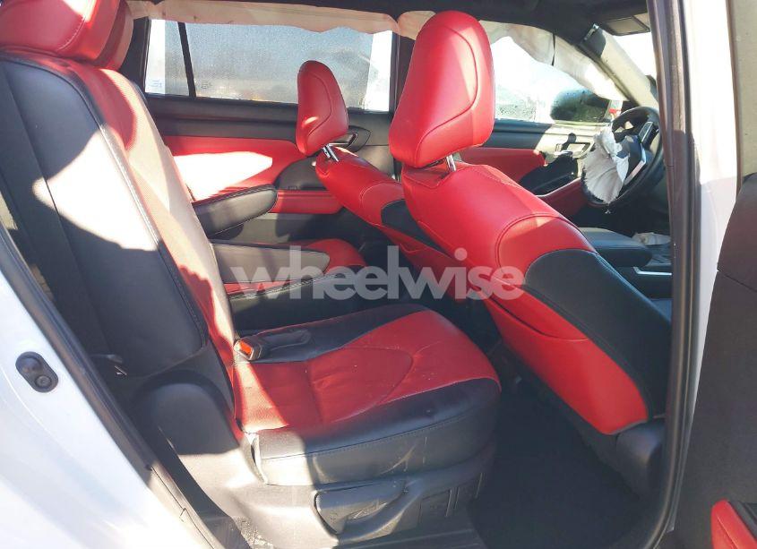 Photo 8 of 2022 Toyota Highlander XSE (VIN 5TDLZRAH5NS113040)