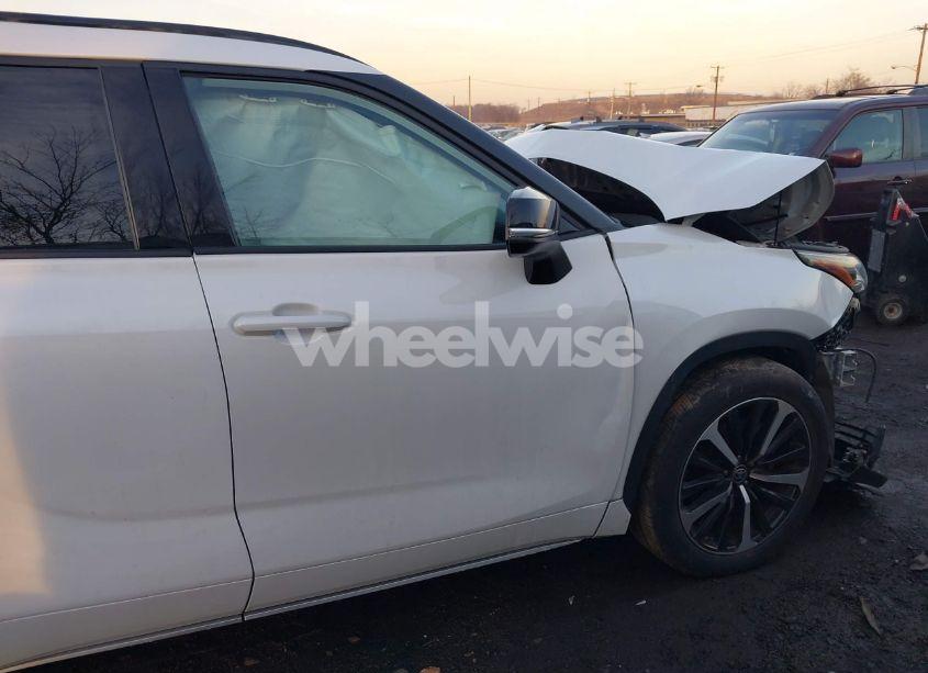 Photo 13 of 2022 Toyota Highlander XSE (VIN 5TDLZRAH5NS134017)