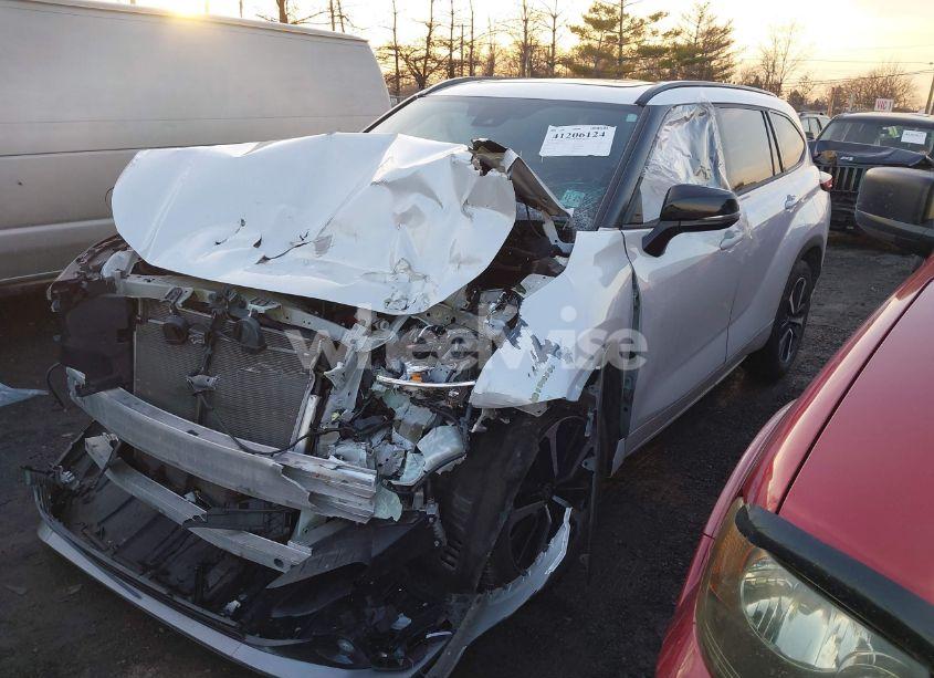 Photo 2 of 2022 Toyota Highlander XSE (VIN 5TDLZRAH5NS134017)