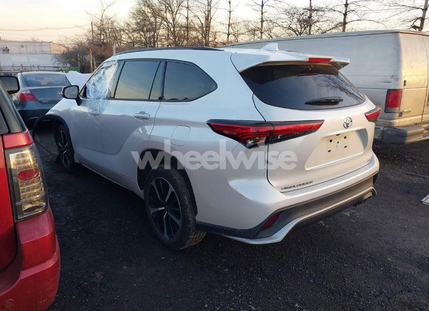 Photo 3 of 2022 Toyota Highlander XSE (VIN 5TDLZRAH5NS134017)