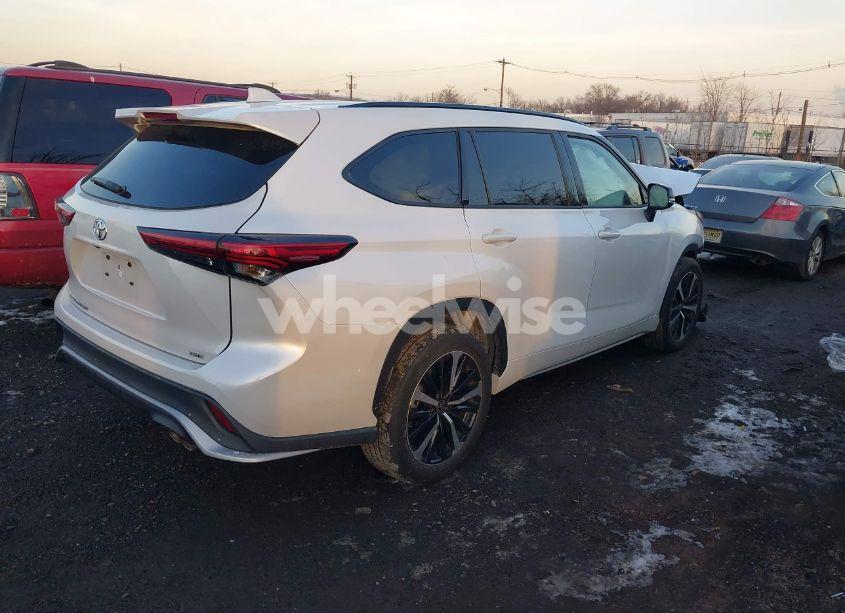 Photo 4 of 2022 Toyota Highlander XSE (VIN 5TDLZRAH5NS134017)