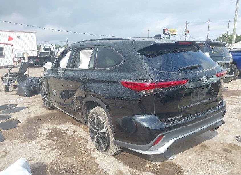 Photo 3 of 2021 Toyota Highlander XSE (VIN 5TDLZRAH6MS039965)