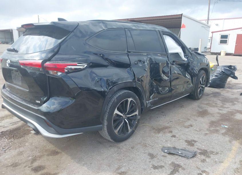Photo 4 of 2021 Toyota Highlander XSE (VIN 5TDLZRAH6MS039965)