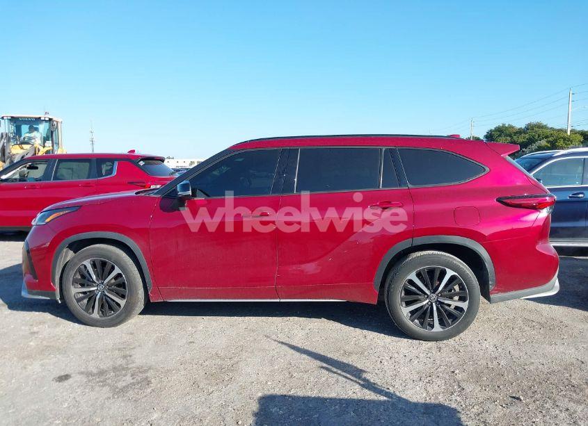 Photo 14 of 2022 Toyota Highlander XSE (VIN 5TDLZRAH6NS137265)