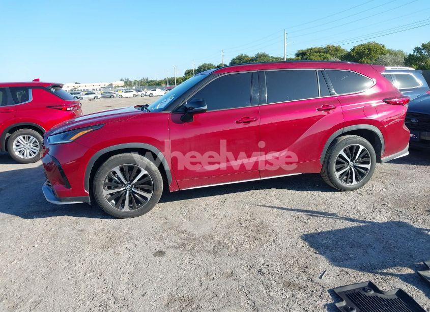 Photo 2 of 2022 Toyota Highlander XSE (VIN 5TDLZRAH6NS137265)
