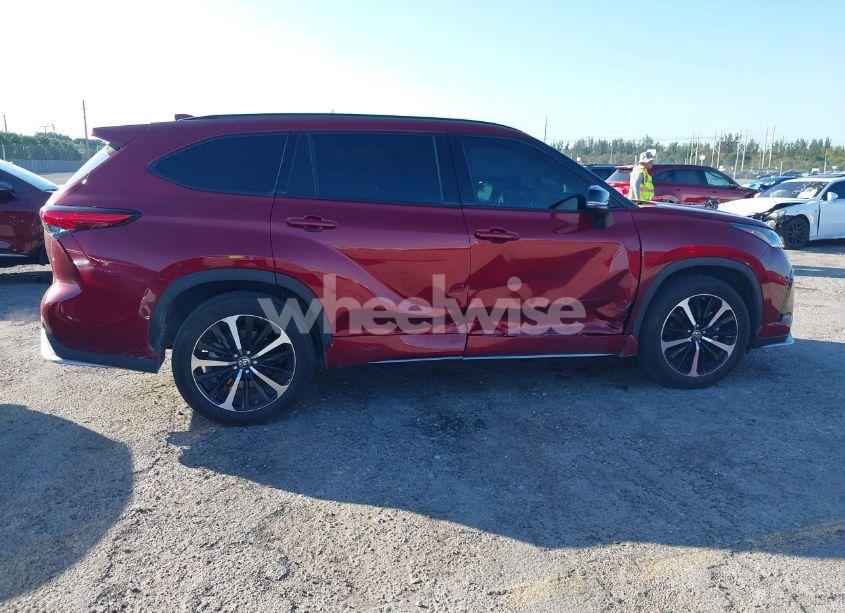 Photo 4 of 2022 Toyota Highlander XSE (VIN 5TDLZRAH6NS137265)