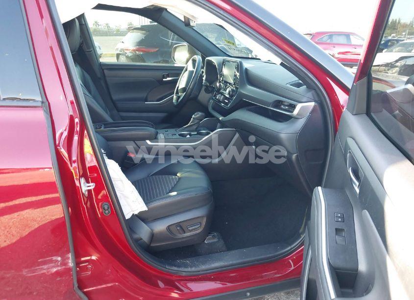 Photo 5 of 2022 Toyota Highlander XSE (VIN 5TDLZRAH6NS137265)