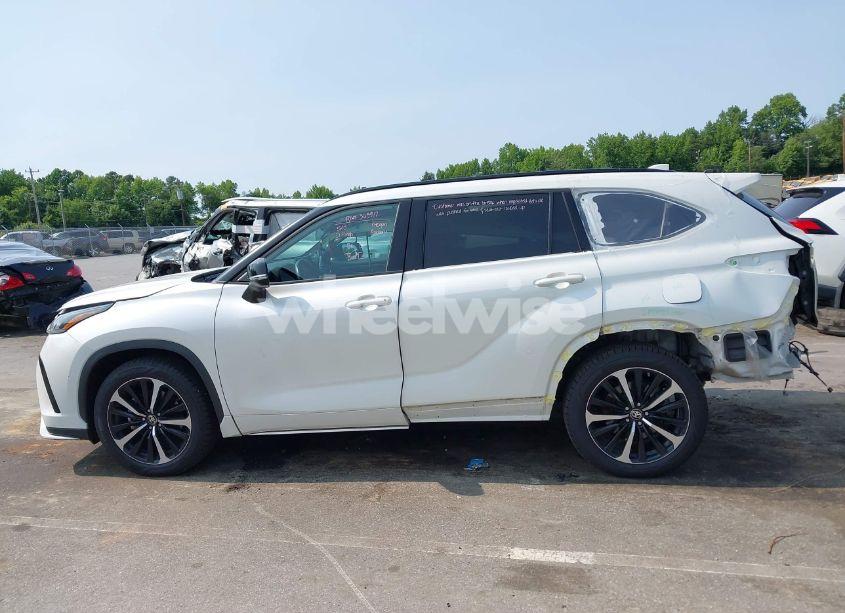 Photo 15 of 2021 Toyota Highlander XSE (VIN 5TDLZRAH7MS046617)