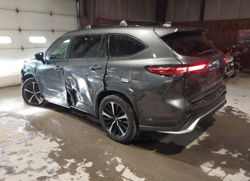 Photo 3 of 2021 Toyota Highlander XSE (VIN 5TDLZRAH9MS042374)