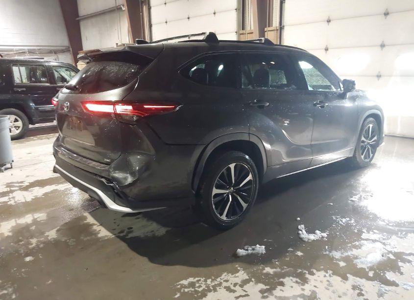 Photo 4 of 2021 Toyota Highlander XSE (VIN 5TDLZRAH9MS042374)