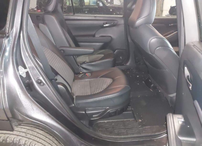 Photo 8 of 2021 Toyota Highlander XSE (VIN 5TDLZRAH9MS042374)