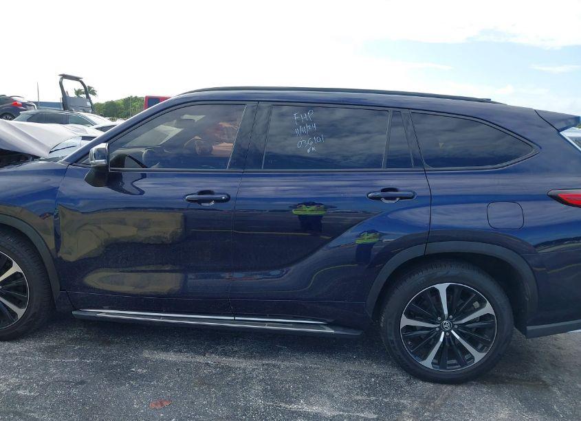 Photo 14 of 2021 Toyota Highlander XSE (VIN 5TDLZRAHXMS036101)