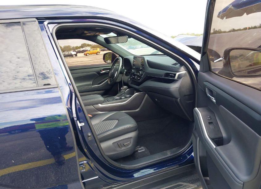 Photo 5 of 2021 Toyota Highlander XSE (VIN 5TDLZRAHXMS036101)