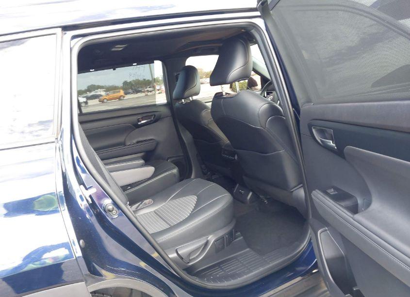 Photo 8 of 2021 Toyota Highlander XSE (VIN 5TDLZRAHXMS036101)