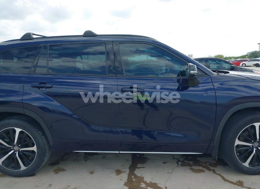 Photo 14 of 2022 Toyota Highlander XSE (VIN 5TDLZRAHXNS132750)