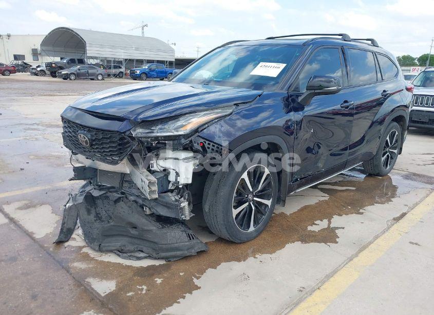 Photo 2 of 2022 Toyota Highlander XSE (VIN 5TDLZRAHXNS132750)