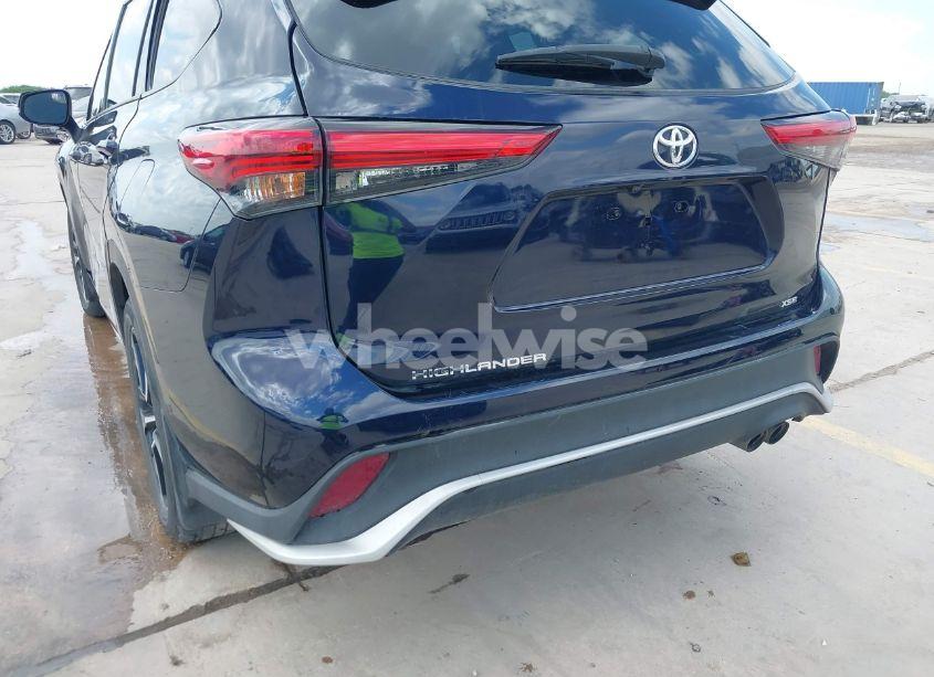 Photo 20 of 2022 Toyota Highlander XSE (VIN 5TDLZRAHXNS132750)