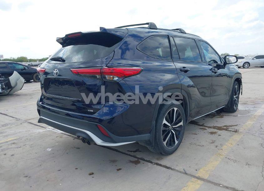 Photo 4 of 2022 Toyota Highlander XSE (VIN 5TDLZRAHXNS132750)