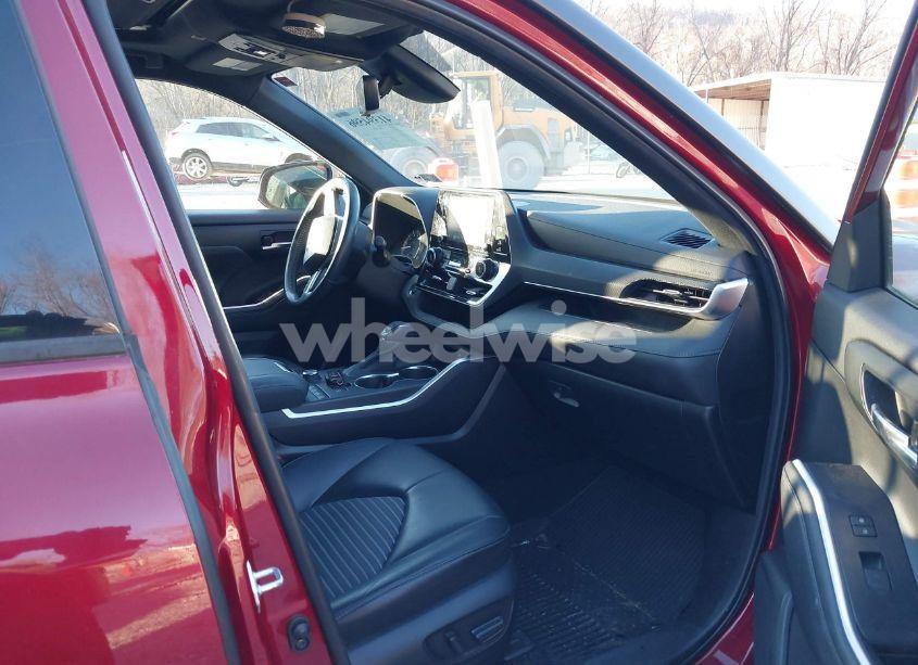 Photo 5 of 2022 Toyota Highlander XSE (VIN 5TDLZRBH0NS180675)