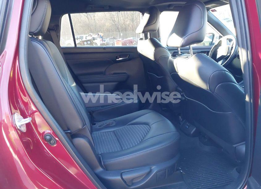 Photo 8 of 2022 Toyota Highlander XSE (VIN 5TDLZRBH0NS180675)