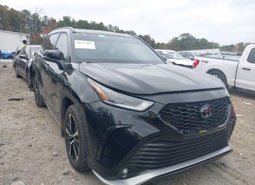 2022 Toyota Highlander XSE (VIN 5TDLZRBH0NS241605) main photo