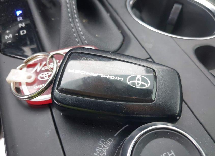 Photo 11 of 2022 Toyota Highlander XSE (VIN 5TDLZRBH0NS241605)