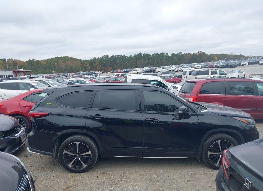 Photo 13 of 2022 Toyota Highlander XSE (VIN 5TDLZRBH0NS241605)