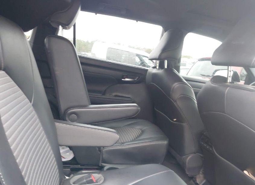 Photo 8 of 2022 Toyota Highlander XSE (VIN 5TDLZRBH0NS241605)