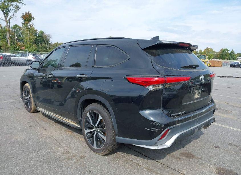 Photo 3 of 2021 Toyota Highlander XSE (VIN 5TDLZRBH2MS082598)