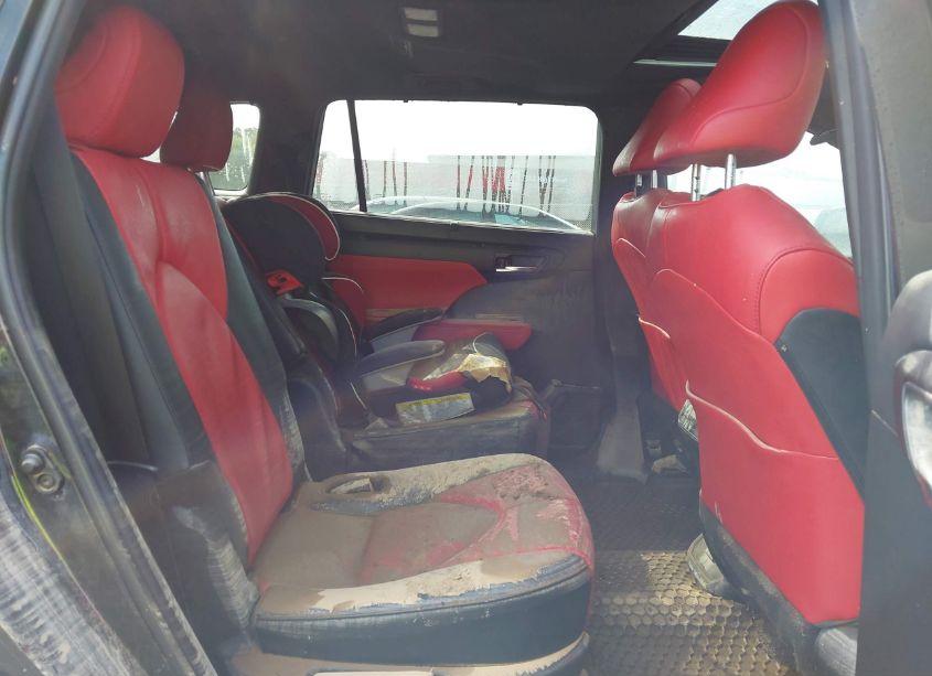 Photo 8 of 2021 Toyota Highlander XSE (VIN 5TDLZRBH2MS082598)