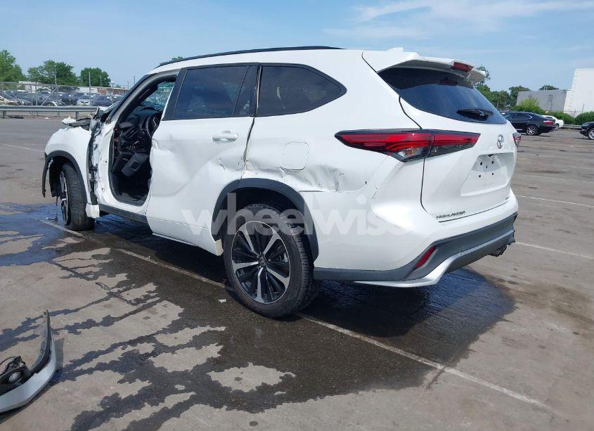 Photo 3 of 2022 Toyota Highlander XSE (VIN 5TDLZRBH2NS189006)