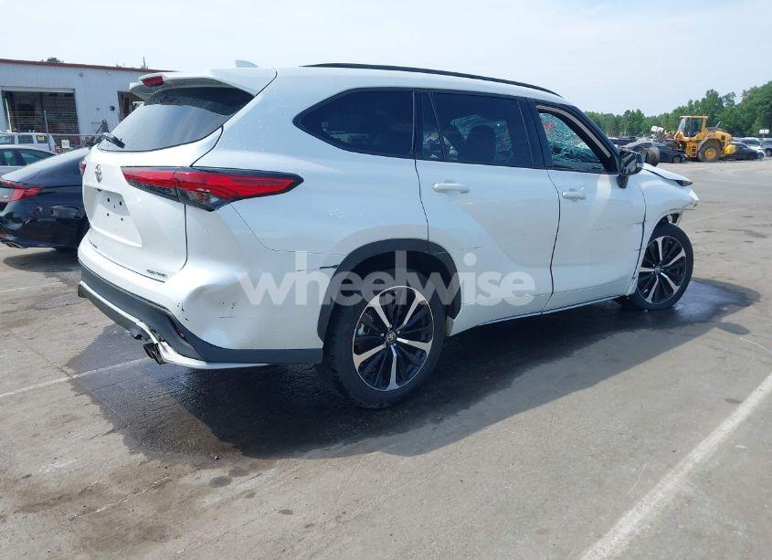 Photo 4 of 2022 Toyota Highlander XSE (VIN 5TDLZRBH2NS189006)