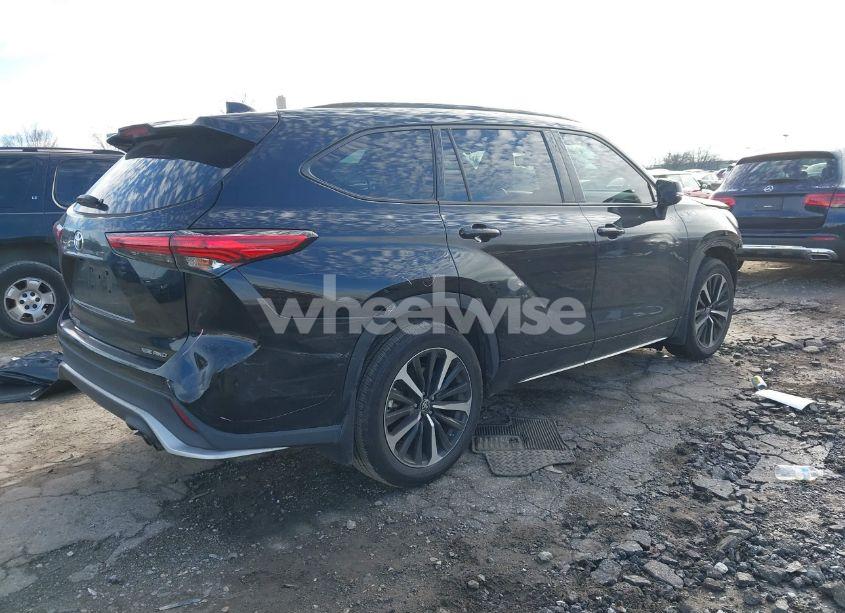 Photo 4 of 2021 Toyota Highlander XSE (VIN 5TDLZRBH3MS121456)