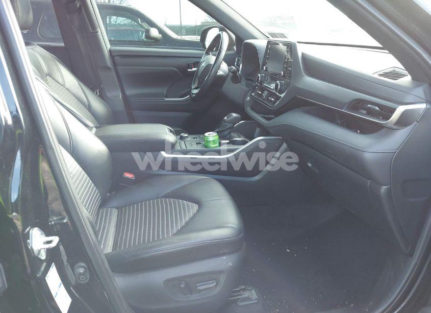 Photo 5 of 2021 Toyota Highlander XSE (VIN 5TDLZRBH3MS121456)