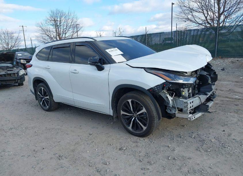 2022 Toyota Highlander XSE (VIN 5TDLZRBH3NS191346) main photo