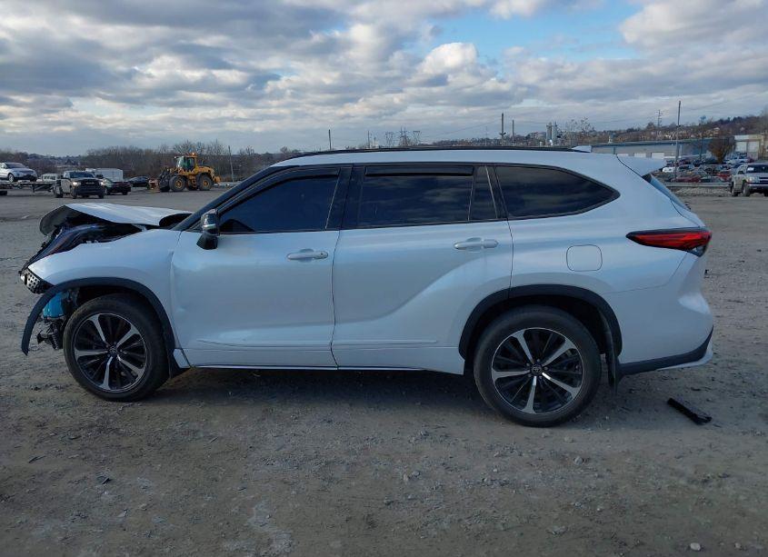 Photo 14 of 2022 Toyota Highlander XSE (VIN 5TDLZRBH3NS191346)