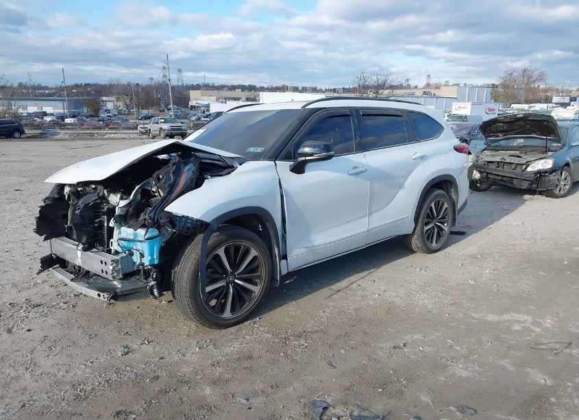 Photo 2 of 2022 Toyota Highlander XSE (VIN 5TDLZRBH3NS191346)