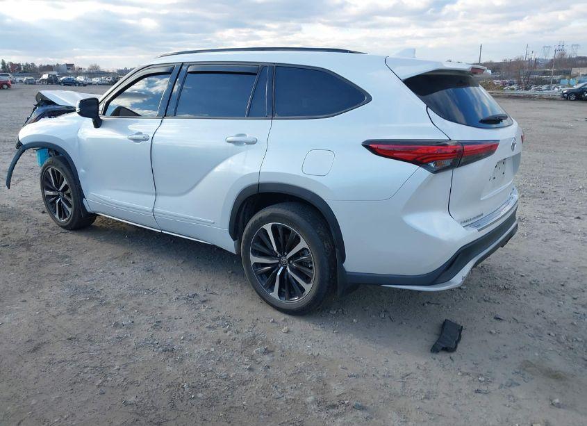 Photo 3 of 2022 Toyota Highlander XSE (VIN 5TDLZRBH3NS191346)