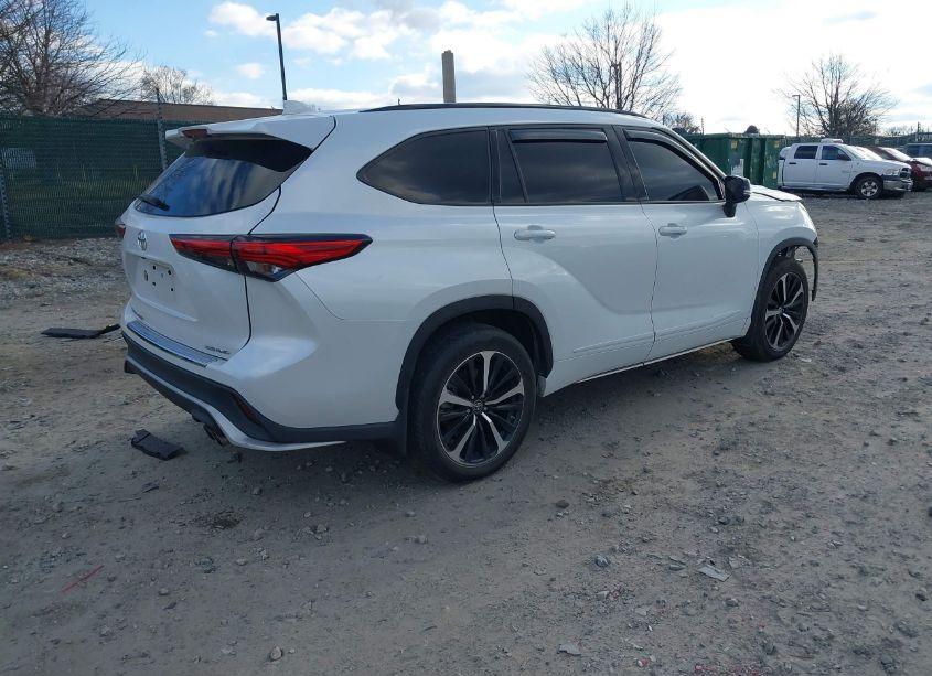 Photo 4 of 2022 Toyota Highlander XSE (VIN 5TDLZRBH3NS191346)