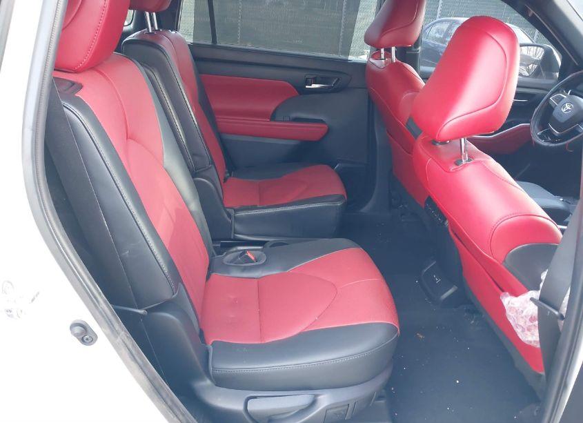 Photo 8 of 2022 Toyota Highlander XSE (VIN 5TDLZRBH3NS191346)