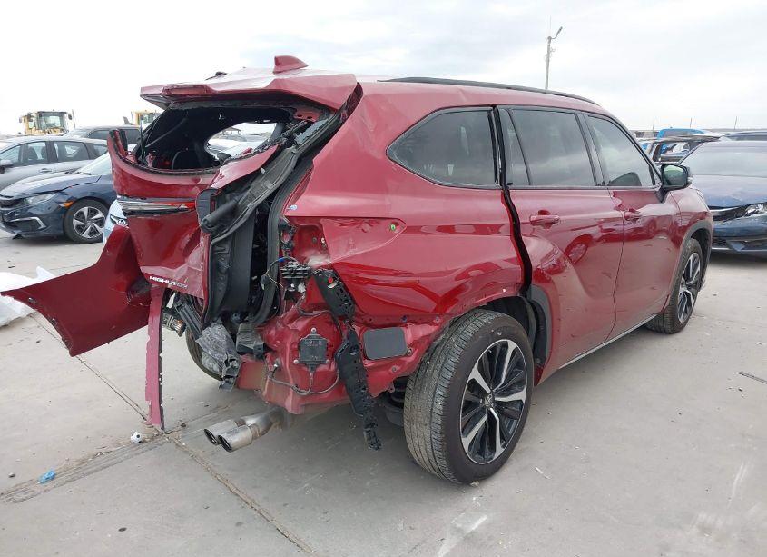 Photo 4 of 2021 Toyota Highlander XSE (VIN 5TDLZRBH5MS068209)