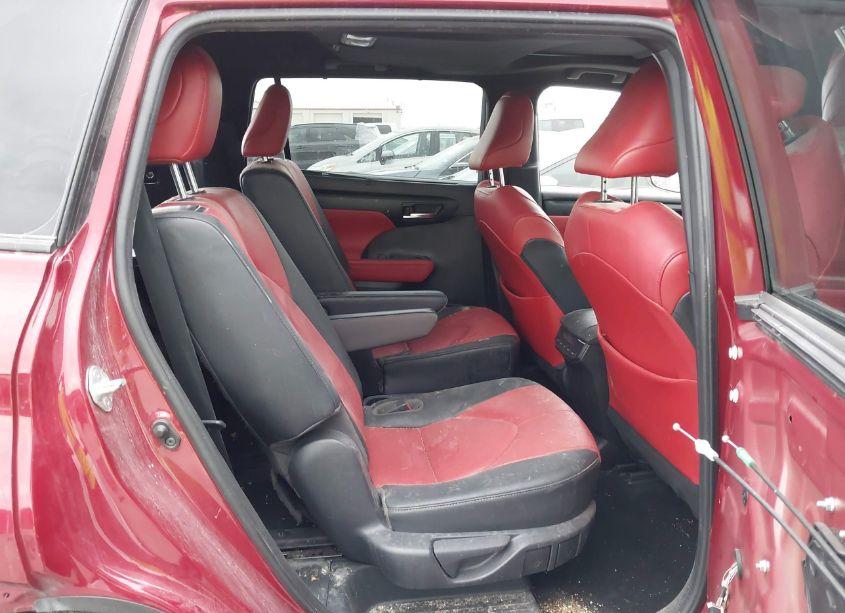 Photo 8 of 2021 Toyota Highlander XSE (VIN 5TDLZRBH5MS068209)