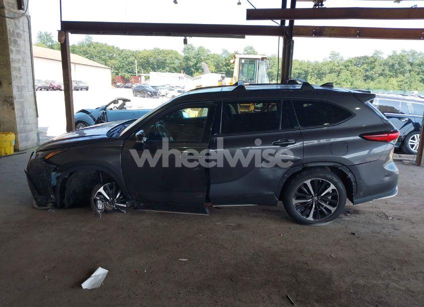 Photo 15 of 2021 Toyota Highlander XSE (VIN 5TDLZRBH6MS082409)