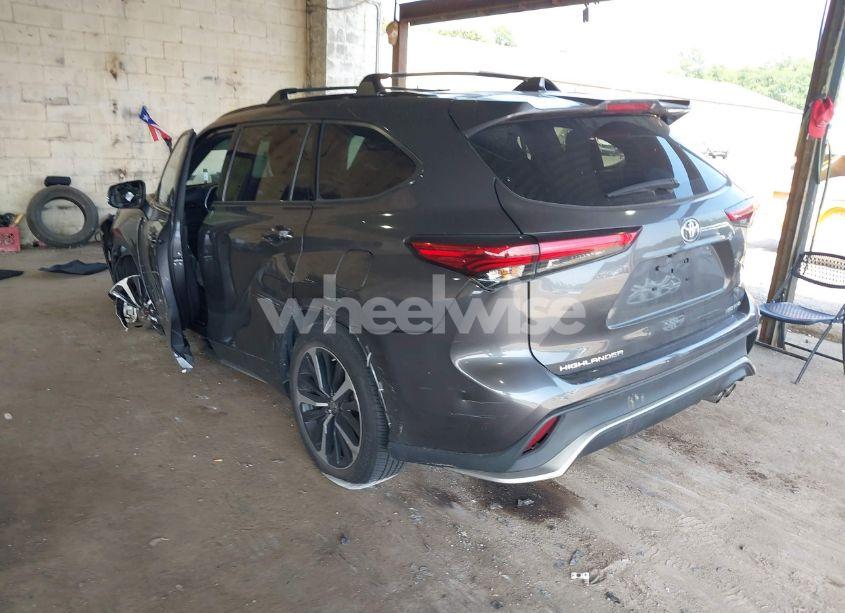 Photo 3 of 2021 Toyota Highlander XSE (VIN 5TDLZRBH6MS082409)