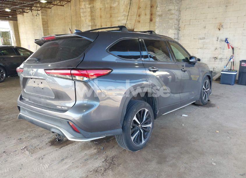 Photo 4 of 2021 Toyota Highlander XSE (VIN 5TDLZRBH6MS082409)