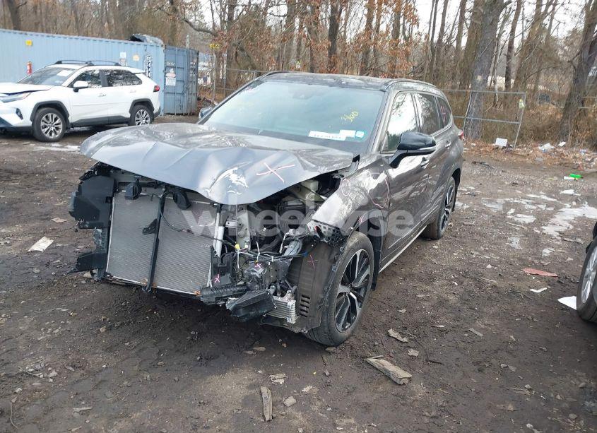 Photo 2 of 2022 Toyota Highlander XSE (VIN 5TDLZRBH6NS236117)